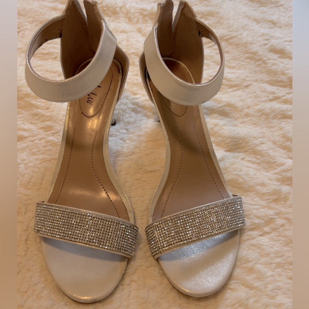 US W 6.5 Silver and White Rhinestone Heels
